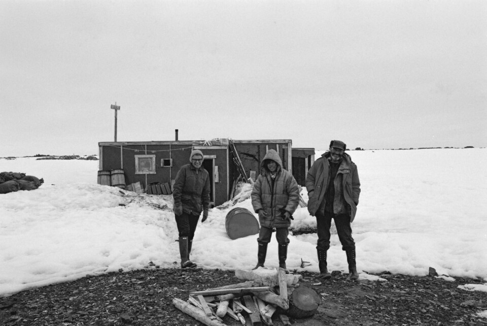 Elisabeth Harland, kinesisk dame og W. Brian Harland frå Cambridge Geological Expedition. Overvintringshytta i bakgrunnen.