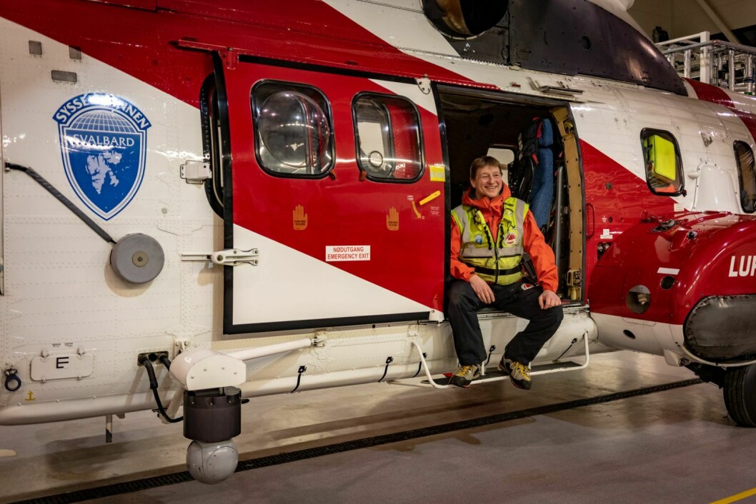 REDDET: Tor Helge Edorsen brukte 38 minutter fra alarmen gikk til han var om bord i Super pumaen som redningsmann. 14 personer ble reddet fra havsnød i Hinlopenstretet, og innsatsen til redningsfolkene høster applaus.