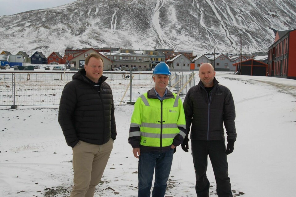 John-Einar Lockert, administrerende direktør i Svalbard Adventure Group (t.v.), Arne Bø, daglig leder i Sandmo & Svenkerud og Svein Hugo Hansen, daglig leder i Svalpro er godt fornøyd med at de endelig kommer i gang.