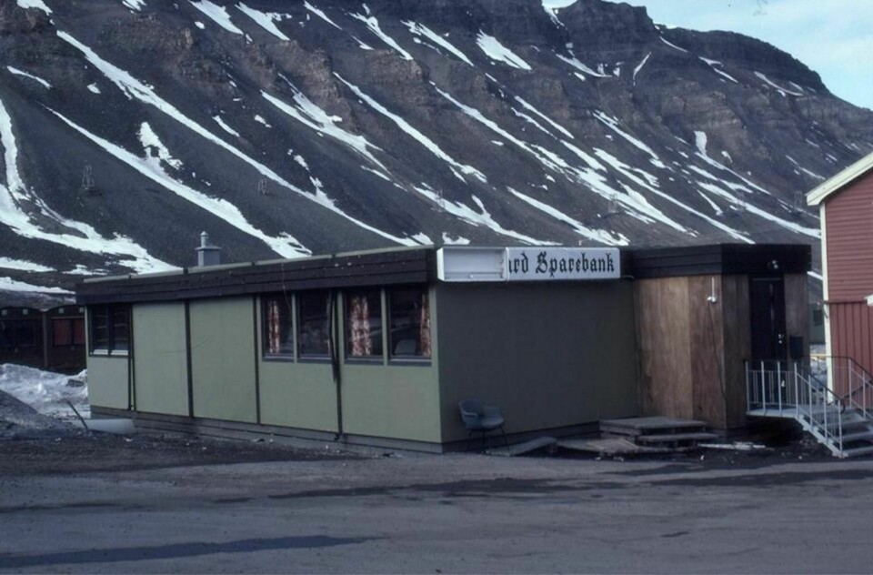 HAR BURSDAG: Banken på Svalbard feirer i helgen at de fyller 60 år. Her ser du bankens lokaler i Nybyen, slik de så ut en gang på 70-tallet. Den gang het den Svalbard Sparebank og hadde eget styre og forstanderskap. Foto: Privat