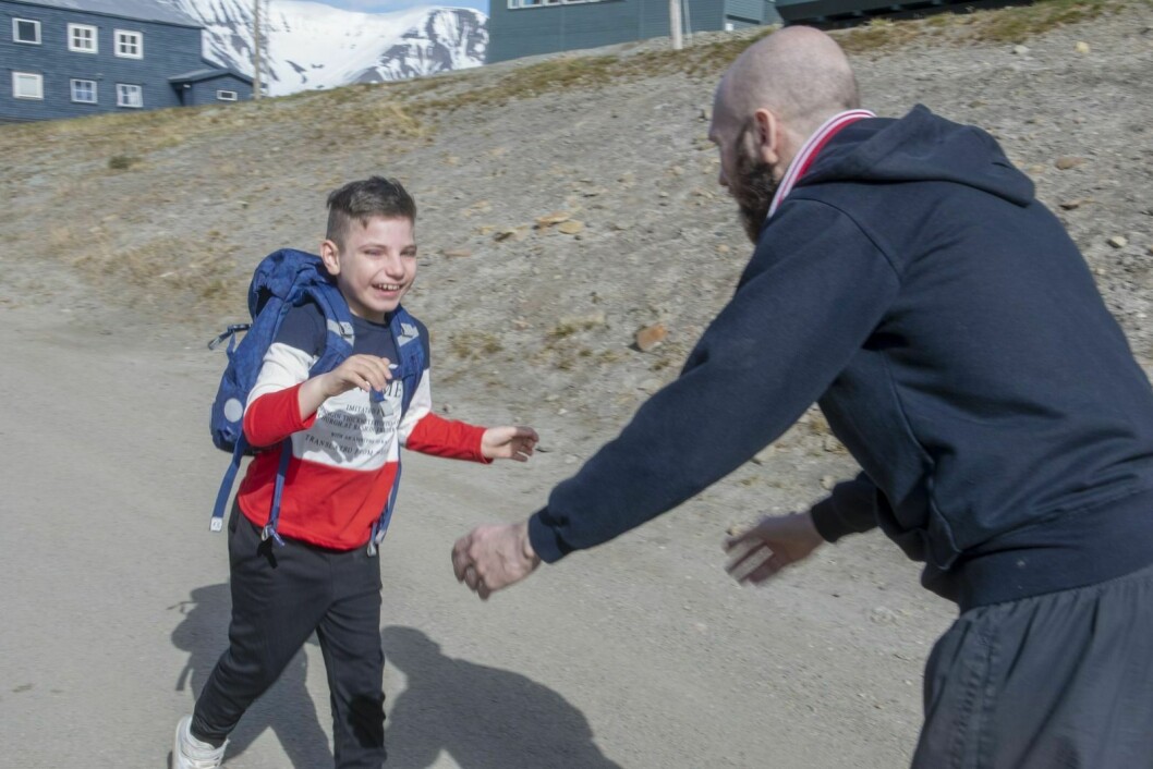 Ivano Cafuta fikk til slutt et skoletilbud i Longyearbyen. Her løper han i armene til stefar Romano Juric.