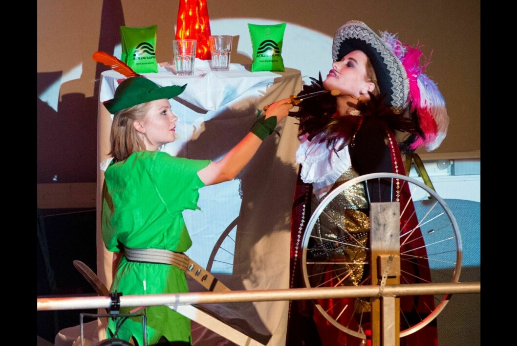 Forrige fredag viste ungdomsskoleelevene frem teaterforestillingen «Peter Pan» i Longyearbyen kulturhus. Her har Sara Andrea Markusson Heitmann i rollen som «Peter Pan» tatt innersvingen på «Kaptein Krok» spilt av Ronja Hermansen.
