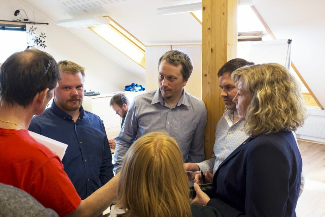 Arbeiderpartiet kom til enighet med Høyre om å stemme frem en ekstra setning i svarbrevet på punktet om nye forretningsområder. De to partiene ønsker at Store Norske skal være et rent gruveselskap. Her diskuterer Wiggo Lund (Ap), Kjetil Figenschou (H), Torgeir Prytz (H), lokalstyreleder Arild Olsen (Ap), Bente Næverdal (Ap) og Tone Løvberg (Ap) for å komme frem til en formulering begge partiene kunne enes om. Arbeiderpartiet kom til enighet med Høyre om å stemme frem en ekstra setning i svarbrevet på punktet om nye forretningsområder. De to partiene ønsker at Store Norske skal være et rent gruveselskap. Her diskuterer Wiggo Lund (Ap), Kjetil Figenschou (H), Torgeir Prytz (H), lokalstyreleder Arild Olsen (Ap), Bente Næverdal (Ap) og Tone Løvberg (Ap) for å komme frem til en formulering begge partiene kunne enes om.