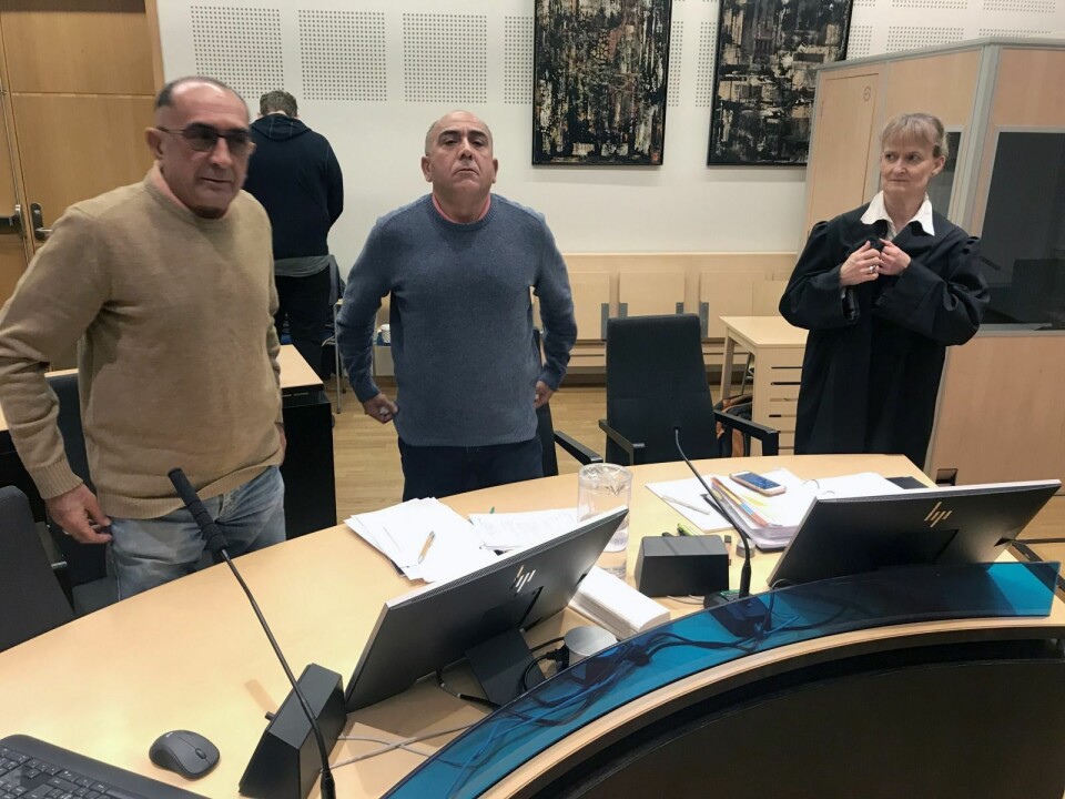 I retten for å forsøke å få erstatning for de nå verdiløse leilighetene sine i Gamle Sykehuset i Longyearbyen. Sam Ziaei, Avaz Ziaei og deres prosessfullmektig, advokat Siri Barfod. I retten for å forsøke å få erstatning for de nå verdiløse leilighetene sine i Gamle Sykehuset i Longyearbyen. Sam Ziaei, Avaz Ziaei og deres prosessfullmektig, advokat Siri Barfod.