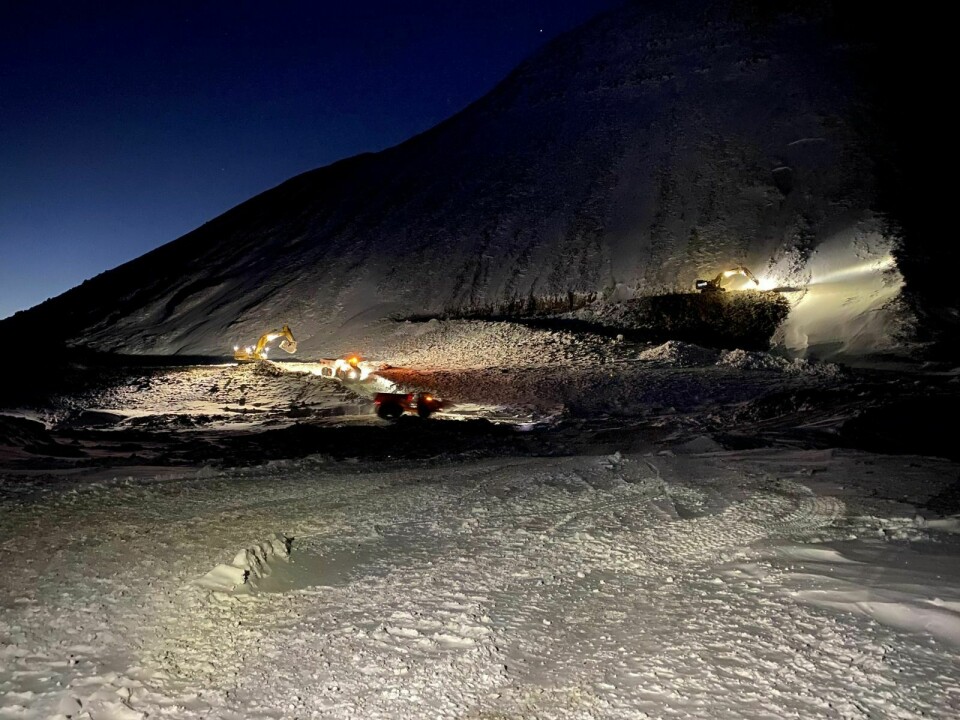 STENGES: Neste fase av opprydningen i Svea strekker seg fra Skollfjellet i nord til Svea tettsted i sør. Her legger anleggsmaskinene siste hånd på verket med å stenge tunnelen gjennom fjellet i desember.