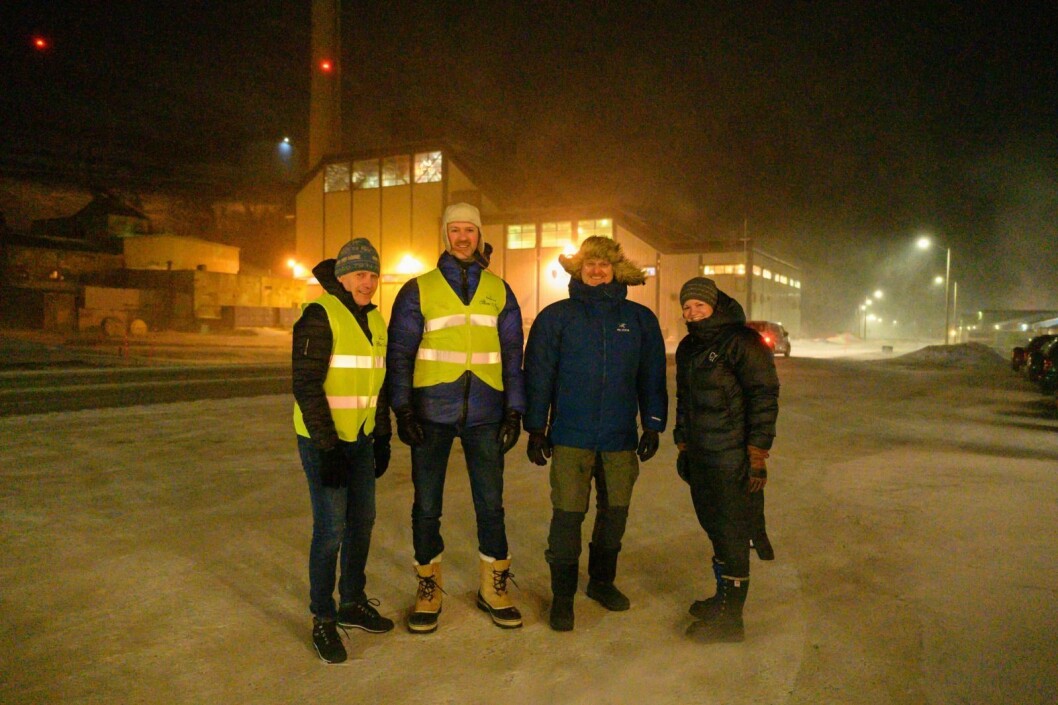 SAMARBEID: Energiomstillingen på Isfjord Radio er et samarbeid mellom Store Norske, Telenor og Basecamp Explorer. Her snakker Geir Ove Ropphaugen, Sveinung Lystrup Thesen (begge fra Store Norske) med Christian Skottun (Telenor) og Renate Pedersen (Basecamp Explorer). SAMARBEID: Energiomstillingen på Isfjord Radio er et samarbeid mellom Store Norske, Telenor og Basecamp Explorer. Her snakker Geir Ove Ropphaugen, Sveinung Lystrup Thesen (begge fra Store Norske) med Christian Skottun (Telenor) og Renate Pedersen (Basecamp Explorer).