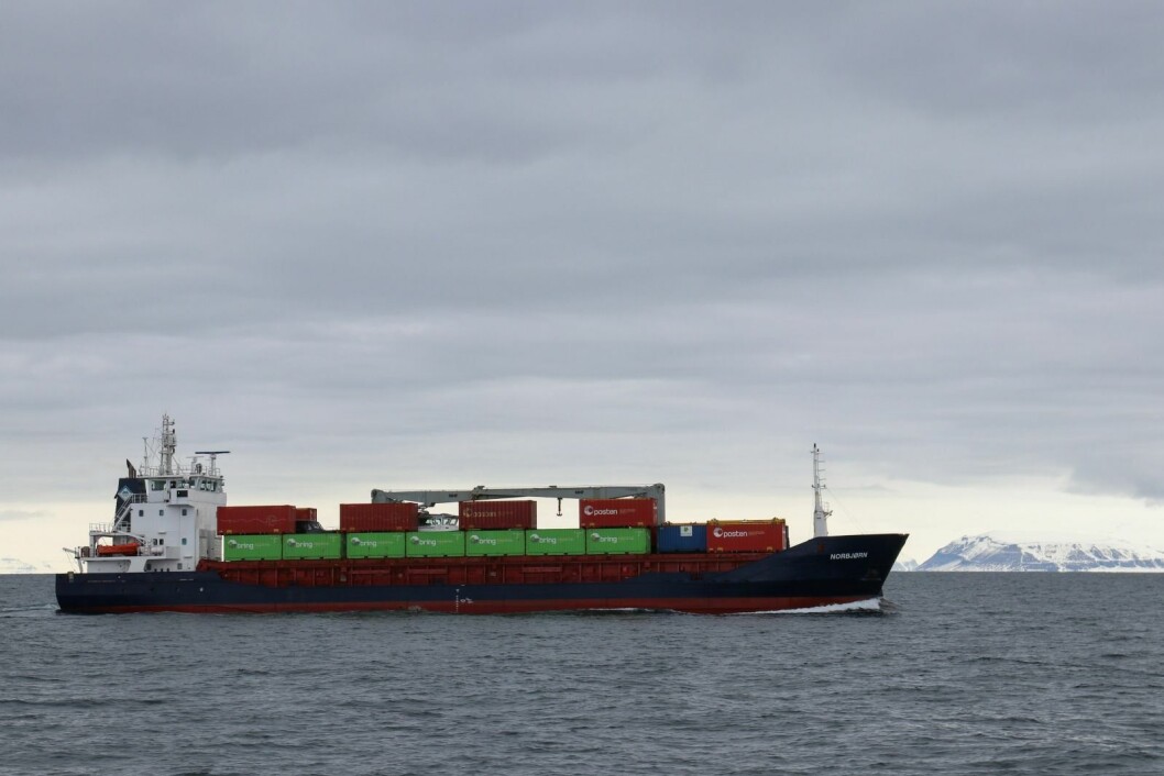 FÅR HJELP: «Norbjørn», som frakter varer og gods for Bring, får bistand fra KV «Svalbard» når den nå er på vei til Longyearbyen. Dette er for å komme trygt forbi isen som ligger vest for Spitsbergen. Bildet er tatt i en annen sammenheng, i mai 2019, da båten også var på vei inn Isfjorden. FÅR HJELP: «Norbjørn», som frakter varer og gods for Bring, får bistand fra KV «Svalbard» når den nå er på vei til Longyearbyen. Dette er for å komme trygt forbi isen som ligger vest for Spitsbergen. Bildet er tatt i en annen sammenheng, i mai 2019, da båten også var på vei inn Isfjorden.