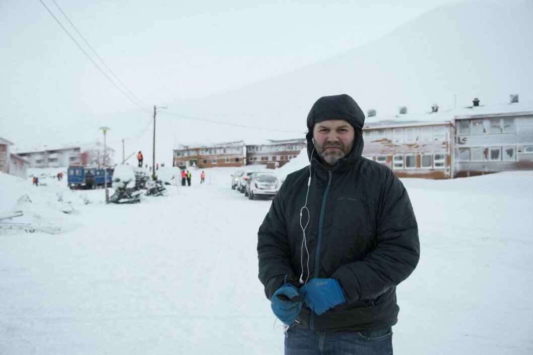Lokalstyreleder Arild Olsen ber folk holde seg inne når det kraftige været kommer i morgen.
