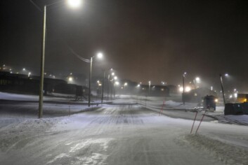 Torsdag morgen var det bare litt vind og snødrev i Longyearbyen. Det evakuerte område i Lia til venstre og Haugen rett fram.