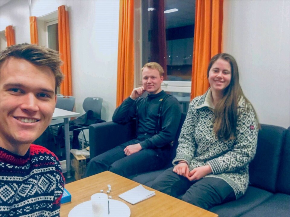 Fra venstre: Fredrik Olausson (geologistudent), Ørjan Vabø (biologistudent) og Astrid Vikingstad (geologistudent)