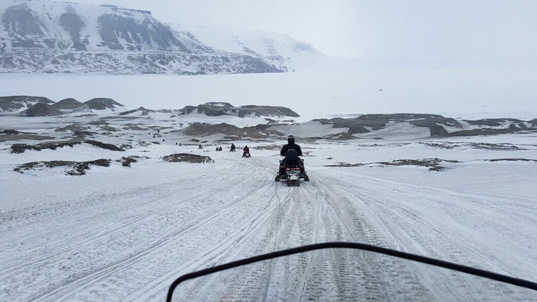 Skuterfølge på tur i Sassendalen på vei mot Rabotbreen. Skuterfølge på tur i Sassendalen på vei mot Rabotbreen.