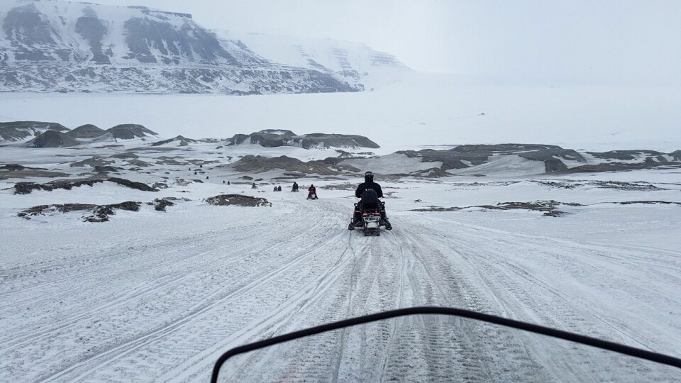 Skuterfølge på tur i Sassendalen på vei mot Rabotbreen.
