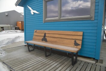 De forseggjorte benkene utenfor Loff-huset i Sjøområdet er nylig levert fra snekkerverkstedet. De forseggjorte benkene utenfor Loff-huset i Sjøområdet er nylig levert fra snekkerverkstedet.
