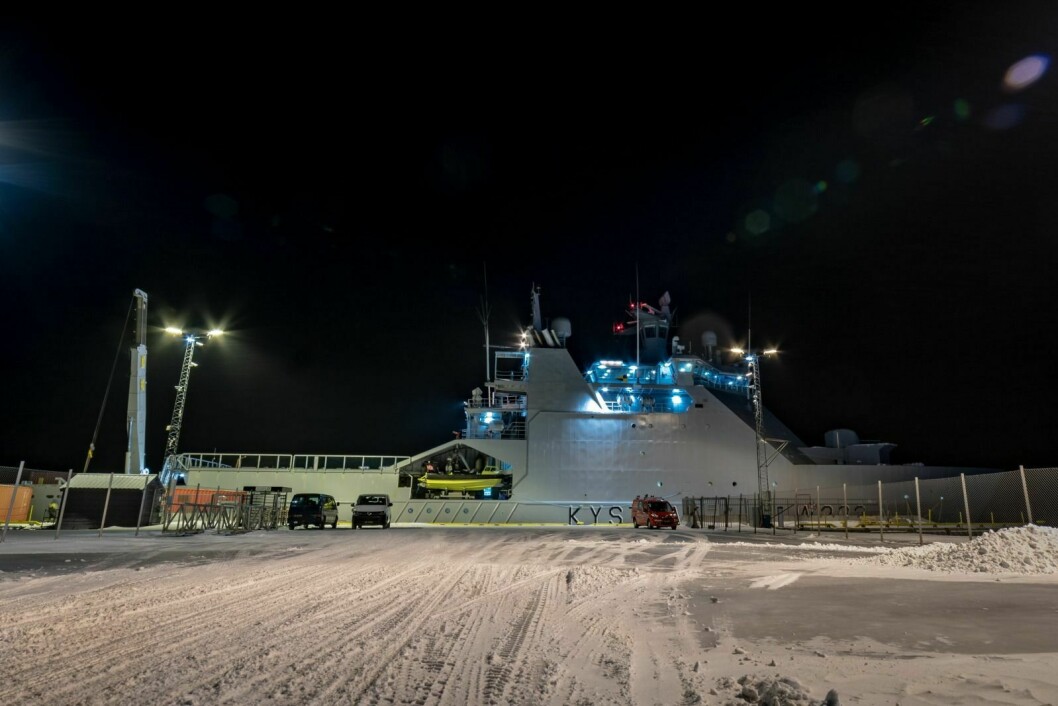 SEILER UT IGJEN: KV «Svalbard» lå til kai i Longyearbyen tidlig denne uka. Den har hentet nytt nødvendig utstyr og seiler opp igjen til Hinlopenstretet for å tømme drivstoff av havaristen «Northguider».