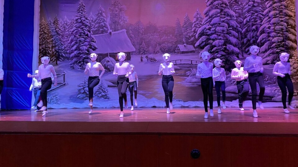 Isbjørnmaskene på scenen i kulturhuset i Barentsburg.