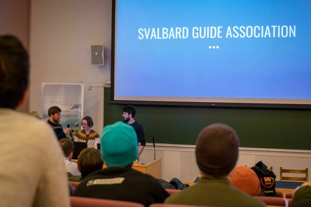 Erlend Marø (t.v.) Veronika Sund og Piotrek Damski sitter i styret i Svalbard Guide Association og tok initiativ til møtet mandag.