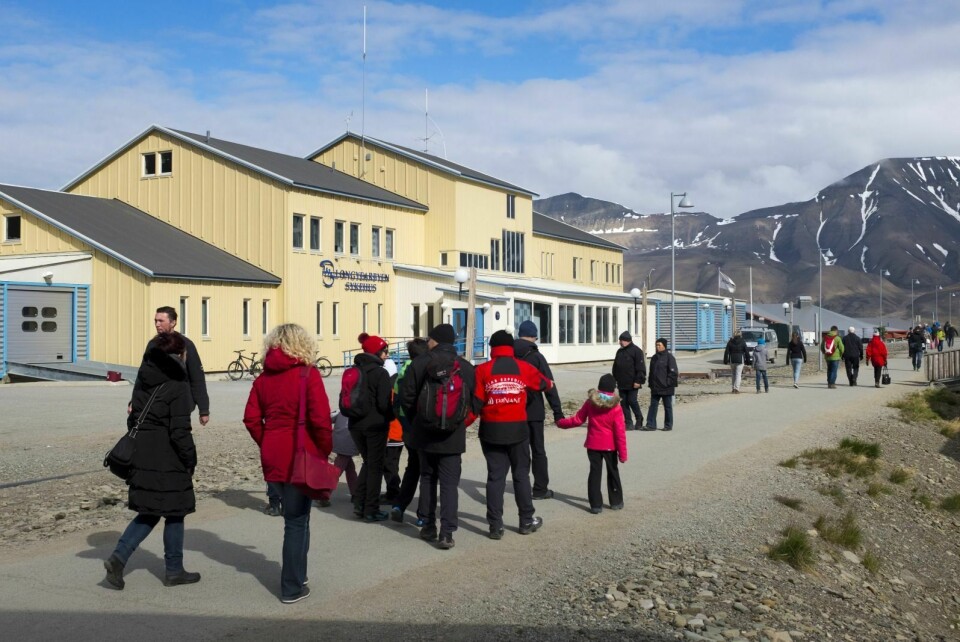 Også tirsdag denne uken la et stort cruiseskip til kai i Longyearbyen. Det var mye turister i gatene og Longyearbyen sykehus bekrefter at de fikk inn to utenlandske pasienter fra cruiseskipet «MSC Preziosa».