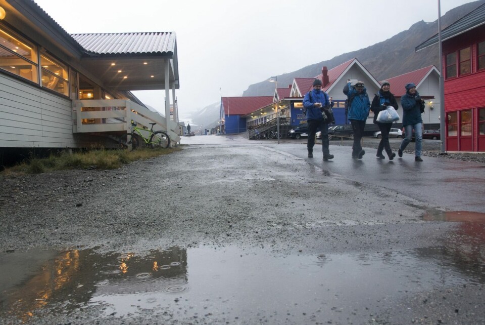 Regnet har begynt å falle i Longyearbyen. Utover ettermiddagen kommer det mer.
