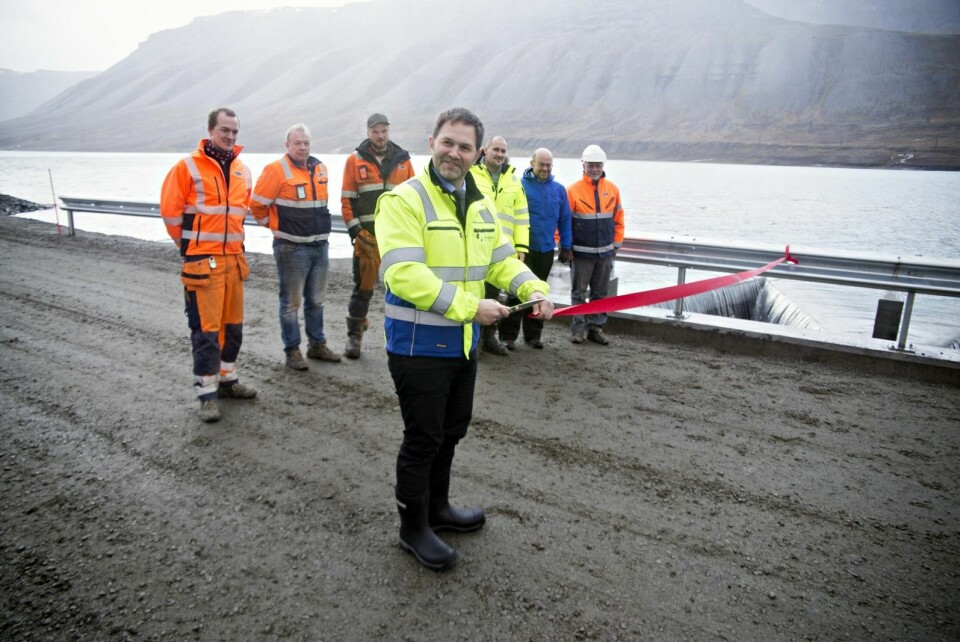 Loalstyreleder Arild Olsen klippet over snora, med representanter til stede fra LNSS, Longyearbyen lokalstyre og Sysselmannen på Svalbard.