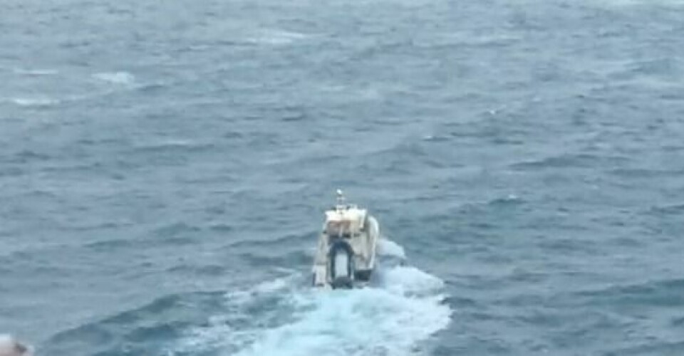 Syssselmannen fulgte «Spitsbergen Express» et stykke med helikopter mens den gikk for egen maskin.
