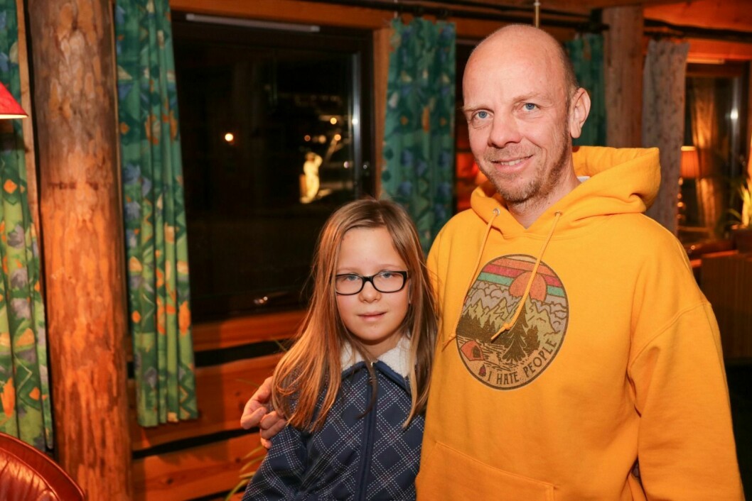 PÅ FERIE: Pappa Marko Cesnovar og datteren Katja (10) fikk seg et minne for livet, bare 200 meter før hundesledeturen var over. Det hele skjedde så raskt at de ikke rakk å ta bilde av hendelsen.