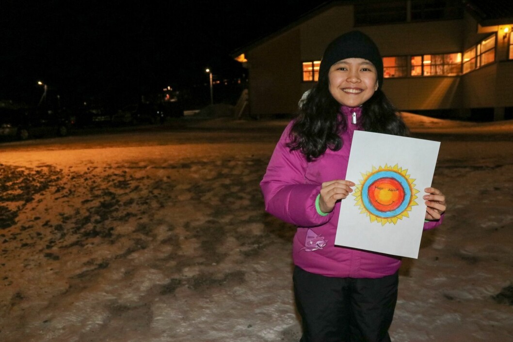 LUN SOL: Angela Santos Fruza (12) med tegningen henne som blir årets solfestsol. Når dette kommer i avisa er hun ganske glad for at hun slipper å holde noe mer på hemmeligheten hun har hatt denne uka. LUN SOL: Angela Santos Fruza (12) med tegningen henne som blir årets solfestsol. Når dette kommer i avisa er hun ganske glad for at hun slipper å holde noe mer på hemmeligheten hun har hatt denne uka.
