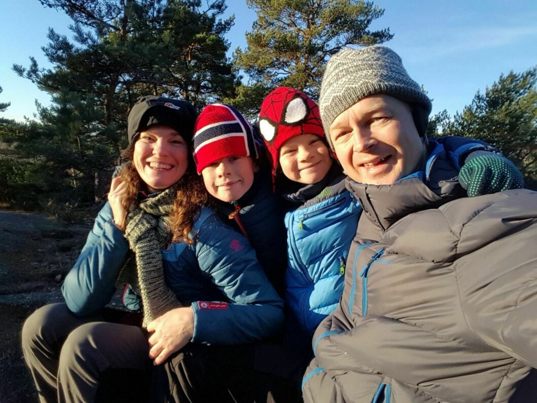 FLYTTER HIT: Morten Fredheim Solberg og familien flytter til Longyearbyen i vinter. Fra venstre: Kristin S. Fredheim, Theo (10), Balder (8) og Morten F. Solberg, på frokosttur en vintermorgen i Sandefjord.