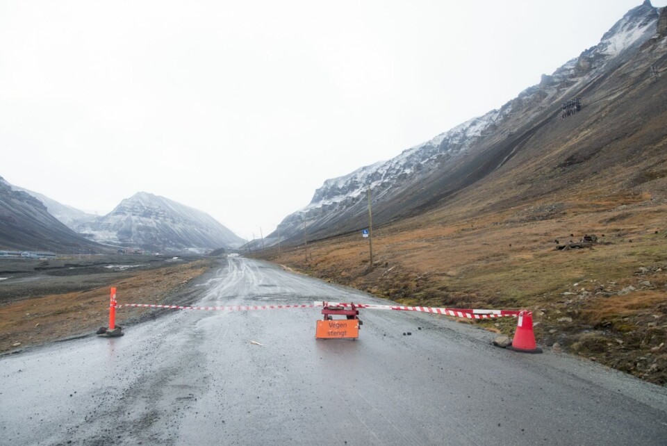 Sysselmannen stengte veien lørdag morgen, da de fikk melding at et jordskred hadde gått over den.