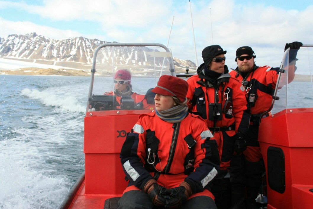 Irene Welle (t.v), Margrete Keyser, Paul Lutnæs og Espen Olsen var blant deltagerne på forskertoktet, der medarbeidere fra Sysselmannen og Svalbard Science forum besøkte en rekke forskere som akkurat nå er i felt rundt om på Svalbard.