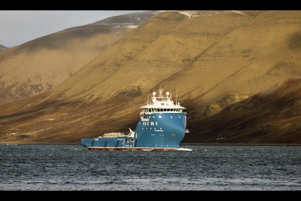 Sysselmannens «Polarsyssel» er i Duvefjorden nord på Nordaustlandet for å bistå en seilbåt.