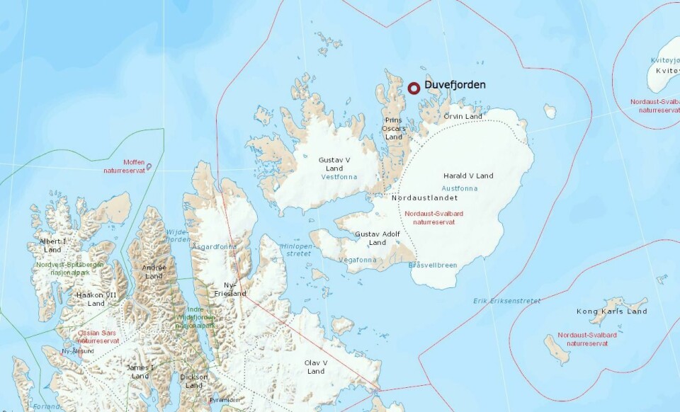 Seilbåten slepes fra Duvefjorden nord på Nordaustlandet.