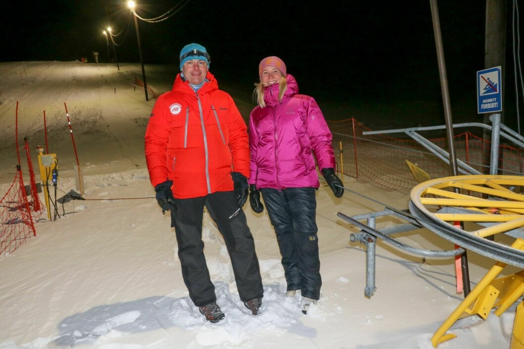 FORNØYDE: Pådriver blant foreldrene, Dag Arne Husdal, og daglig leder i Svalbard Turn, Silje M. Hagen, er glad for at arbeidet med å utbedre alpinbakken fikk støtte fra korkpengefondet.