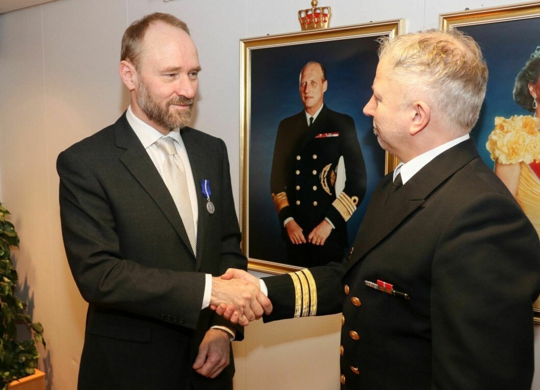 Olav Tåsåsen fikk medaljen av skipssjefen på KV «Svalbard», Eirik Sannes Hansen.