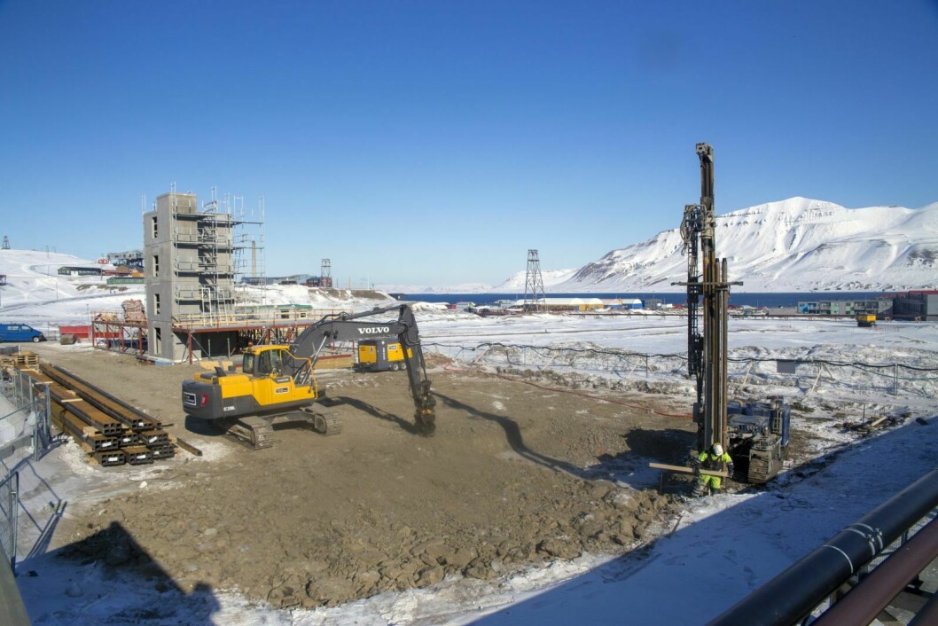 Det bygges på Elvesletta. Her kan private utbyggere tilby Longyearbyen lokalstyre å kjøpe eller leie boliger til en pris som ligger betydelig under det Statsbygg skal ha i Gruvedalen.
