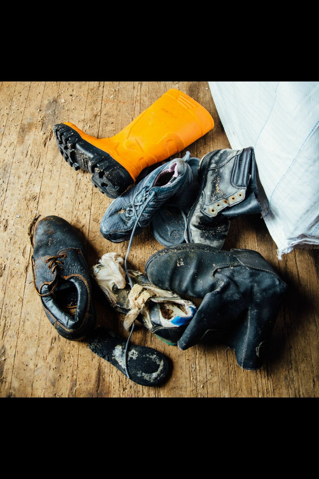 Flere sko har drevet i land på Bjørnøya. Alt fra store støvler til små barnesko.