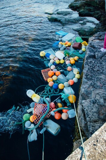Søppelet ble festet til tau og slept til kaia. Søppelet ble festet til tau og slept til kaia.