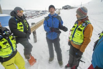 Sikkerheten skal alltid vurderes før man går inn i et søk. Einar Eliassen, lavineinstruktør Arne Andreassen og Cecilia Sandström. Sikkerheten skal alltid vurderes før man går inn i et søk. Einar Eliassen, lavineinstruktør Arne Andreassen og Cecilia Sandström.