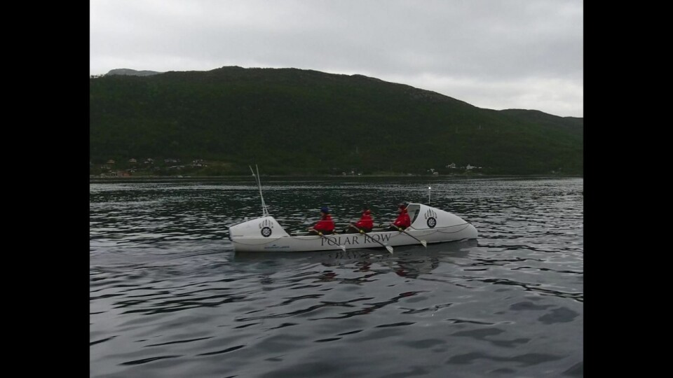 Dette er båten som et mannskap på fem skal ro fra Tromsø til Longyearbyen. Her er de på en testtur på fastlandet. Dette er båten som et mannskap på fem skal ro fra Tromsø til Longyearbyen. Her er de på en testtur på fastlandet.
