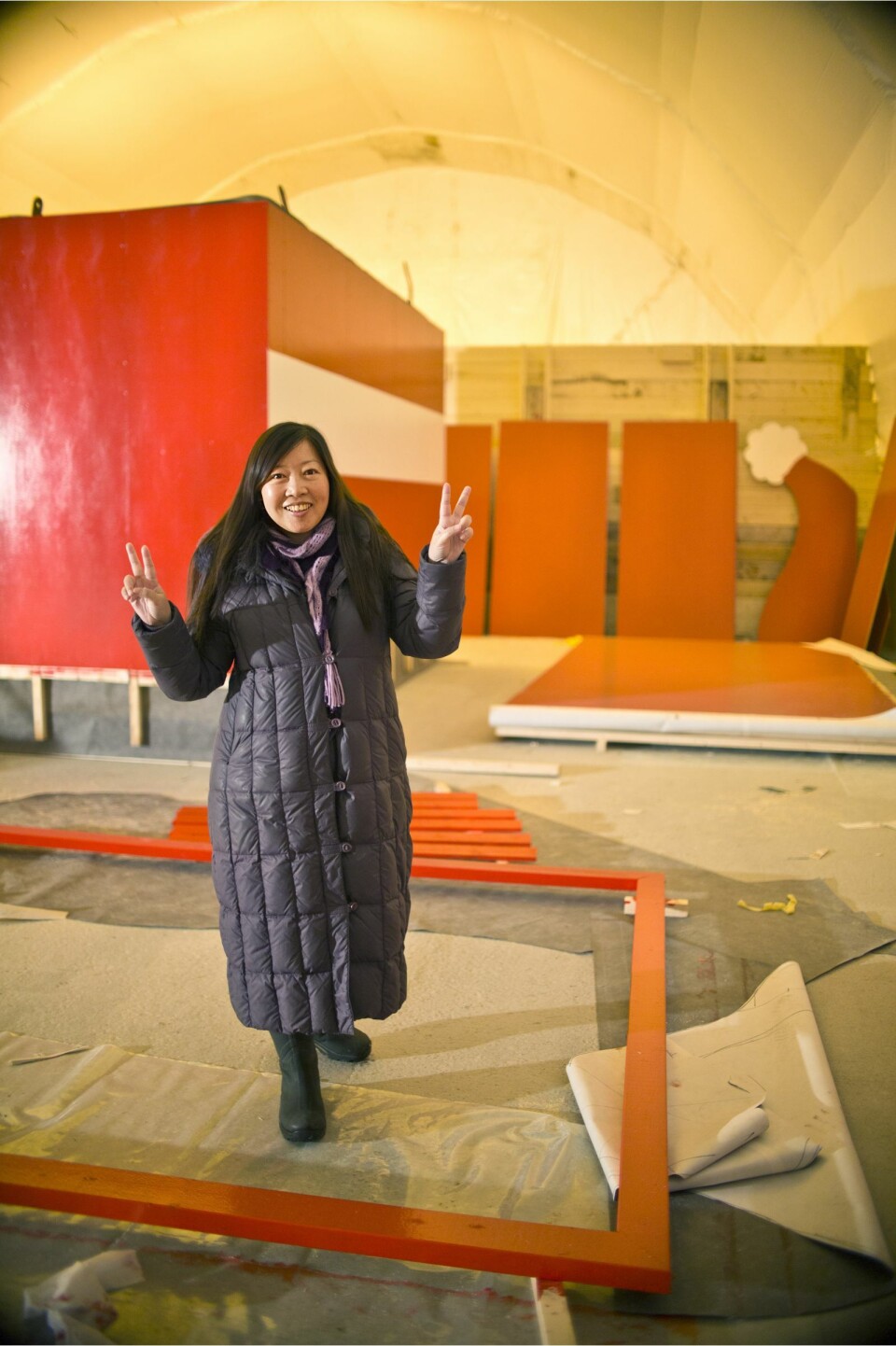 Eier Po Lin Lee under byggingen av postkassen.