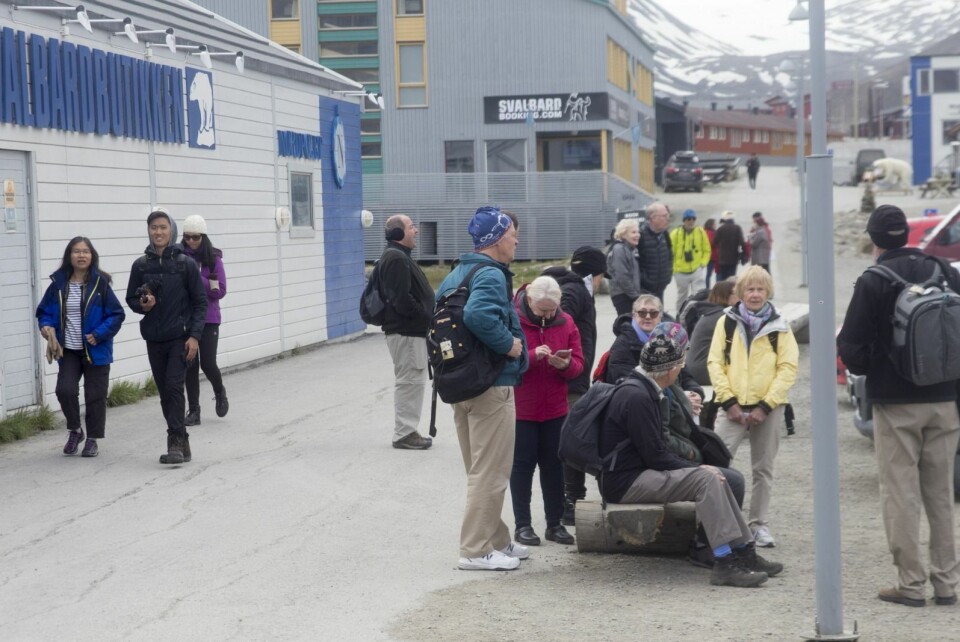 Turister preger stadig oftere bybildet. Turister preger stadig oftere bybildet.