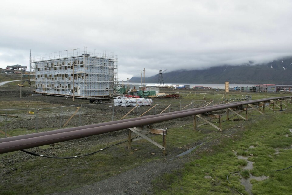Svalpro bygger et nytt hotell på Elvesletta som skal drives av Svalbard Adventure Group. På de to tomtene nedenfor er det også gitt rammetillatelse til hoteller.