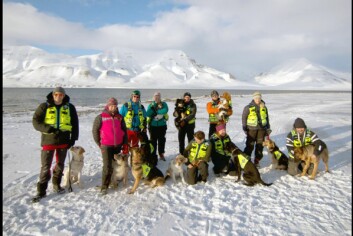 Noen av de som trener sine firbeinte til å bli redningshunder. Stående fra venstre (hundenavn i parentes): Einar Eliassen (Morris), Mali Strømsvåg (Gulliver og Grappa), André Jenssen (Ravdo), Anna Margrete Belland (Astrid), Jørn Kjetil Hansen (Molly), Knut Andre Øymo (Alesso). Sittende fra venstre: Cecilia Sandström (Annapurna), Thea Helmann (Sherlock), Karine Hauan (Snapp) og Lars Wiggen (Storm). Noen av de som trener sine firbeinte til å bli redningshunder. Stående fra venstre (hundenavn i parentes): Einar Eliassen (Morris), Mali Strømsvåg (Gulliver og Grappa), André Jenssen (Ravdo), Anna Margrete Belland (Astrid), Jørn Kjetil Hansen (Molly), Knut Andre Øymo (Alesso). Sittende fra venstre: Cecilia Sandström (Annapurna), Thea Helmann (Sherlock), Karine Hauan (Snapp) og Lars Wiggen (Storm).