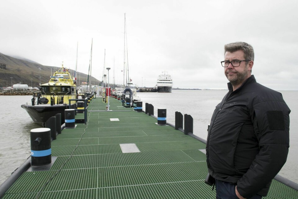 Havnsejef Kjetil Bråten ytterst på den 160 meter lange gjestekaia hvor mindre båter får legge til. Lokale båter har faste plasser.