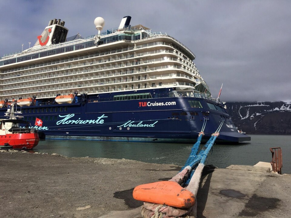 Pullertene på kaia er for små og få for å holde de store cruisebåtene i sterk vind. Foreløpig har båtene vært heldige med været, og har fått legge til.