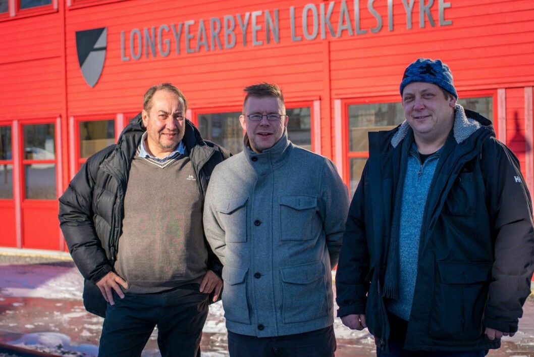 PRØVER IGJEN: Det er nå stiftet et lokallag for Fremskrittspartiet i Longyearbyen. Arnt Vegar Jensen (i midten) er valgt som leder. Til stiftingen hadde de besøk av Øistein Lid (t.v.) og Andrè Larssen.