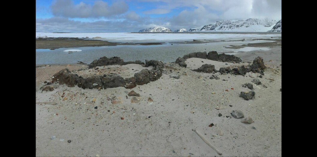 Smeerenburg ble fra tidlig på 1600-tallet brukt av nederlendere som var på Svalbard for å drive hvalfangst. Bildet viser rester av området hvor de kokte spekk om til olje. I sommer skal Sysselmannen og Svalbard Museum hente inn to graver som trues av havet, og kartlegge hvordan nedbrytningsprosessen har endret seg de siste 30 årene som følge av klimaendringene.