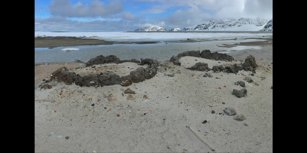 Smeerenburg ble fra tidlig på 1600-tallet brukt av nederlendere som var på Svalbard for å drive hvalfangst. Bildet viser rester av området hvor de kokte spekk om til olje. I sommer skal Sysselmannen og Svalbard Museum hente inn to graver som trues av havet, og kartlegge hvordan nedbrytningsprosessen har endret seg de siste 30 årene som følge av klimaendringene. Smeerenburg ble fra tidlig på 1600-tallet brukt av nederlendere som var på Svalbard for å drive hvalfangst. Bildet viser rester av området hvor de kokte spekk om til olje. I sommer skal Sysselmannen og Svalbard Museum hente inn to graver som trues av havet, og kartlegge hvordan nedbrytningsprosessen har endret seg de siste 30 årene som følge av klimaendringene.