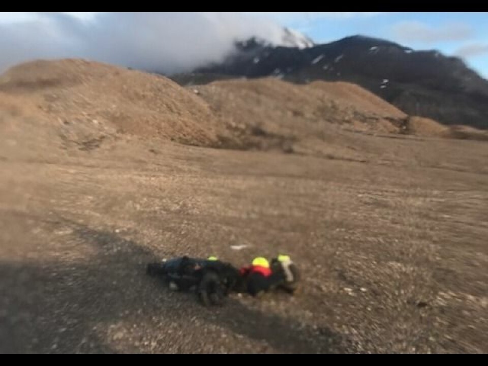Her har de fire tyskerne blitt sluppet av etter å ha blitt hentet av helikopter. Bildet er tatt gjennom helikoptervinduet. Her har de fire tyskerne blitt sluppet av etter å ha blitt hentet av helikopter. Bildet er tatt gjennom helikoptervinduet.