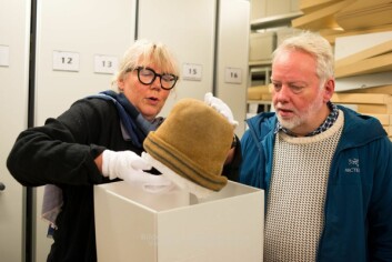 Riksantikvar Jørn Holme var i fjor på besøk hos Svalbard Museum. Her viser direktør Tora Hultgreen frem en lue som er datert til 1600-tallet. Det kalde klimaet på Svalbard har gjort at man har gjort funn av klær som gir et helt unikt innblikk i hva slags klær som ble brukt av vanlige arbeidsfolk i denne tidsperioden.