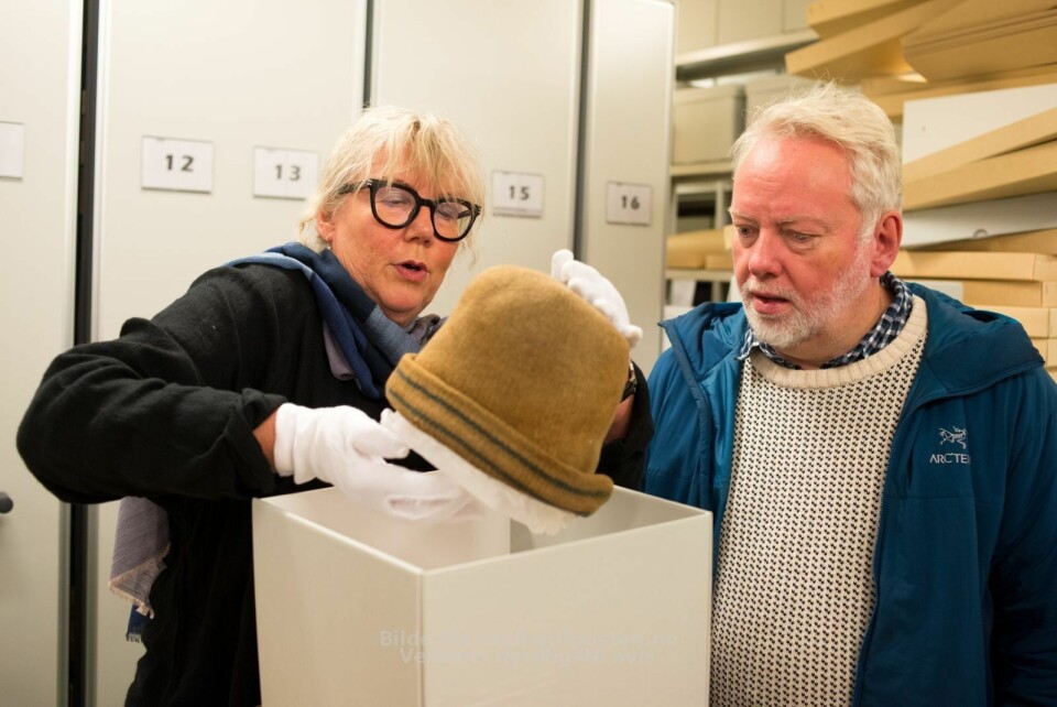 Riksantikvar Jørn Holme var i fjor på besøk hos Svalbard Museum. Her viser direktør Tora Hultgreen frem en lue som er datert til 1600-tallet. Det kalde klimaet på Svalbard har gjort at man har gjort funn av klær som gir et helt unikt innblikk i hva slags klær som ble brukt av vanlige arbeidsfolk i denne tidsperioden. Riksantikvar Jørn Holme var i fjor på besøk hos Svalbard Museum. Her viser direktør Tora Hultgreen frem en lue som er datert til 1600-tallet. Det kalde klimaet på Svalbard har gjort at man har gjort funn av klær som gir et helt unikt innblikk i hva slags klær som ble brukt av vanlige arbeidsfolk i denne tidsperioden.